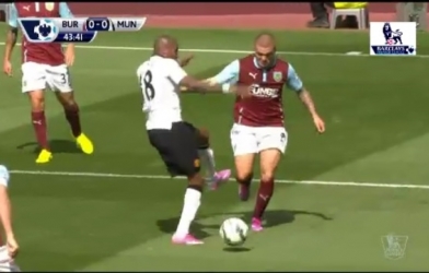 VIDEO: 2 pha bóng mất pen gây tranh cãi trận MU - Burnley